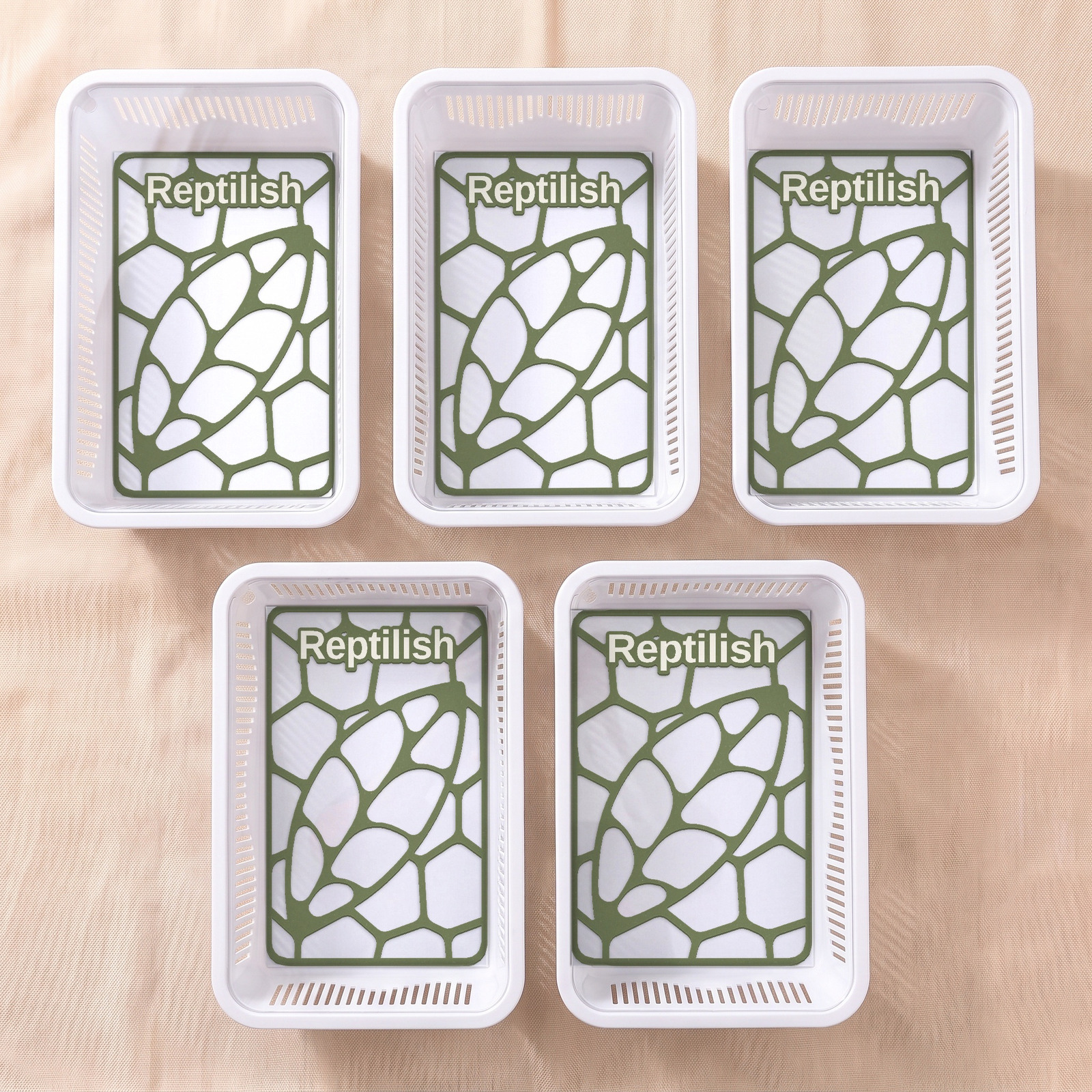 Pięć białych faunariów z płytkami Pebble Plate w kolorze Night Green